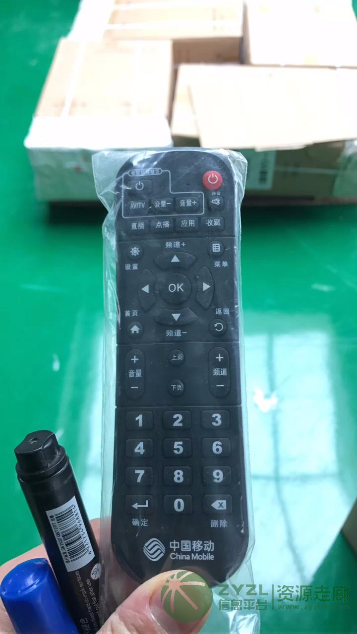 遥控器。充电器。塑胶盒子